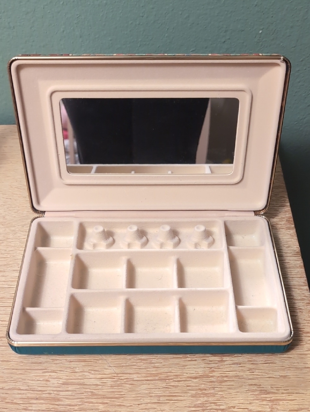 Vintage Style Compact Jewelry/Ring Organizer/Decor - Picture 2 of 8